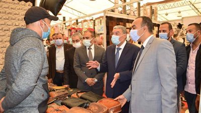 محافظ المنيا يفتتح معرض المشروعات الصغيرة  لجهاز تشغيل شباب الخريجين