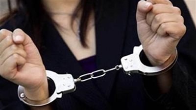 القبض على سيدة تستجدي المارة بالمترو وتنصب على المواطنين بمادة حمراء على قدمها