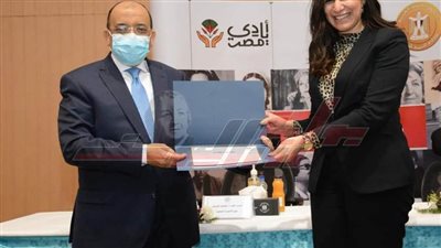 وزير التنمية المحلية يكرم الدكتورة نهال بلبع نائب محافظ البحيرة