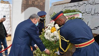 محافظ المنيا يضع إكليلا من الزهور على النصب التذكاري.. صور 
