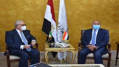 وزير النقل يبحث مع السفير الإيطالي تشغيل خطوط ملاحية منتظمة بين الموانيء المصرية والإيطالية