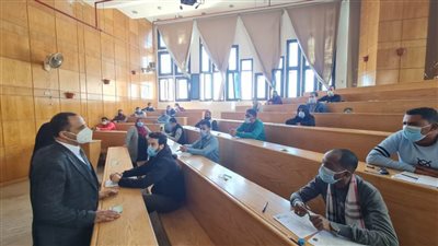 رئيس جامعة دمنهور يتابع سير امتحانات التعلم المدمج (صور)