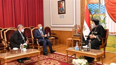 البابا تواضروس يستقبل المهندس كامل الوزير بالمقر الباباوي 