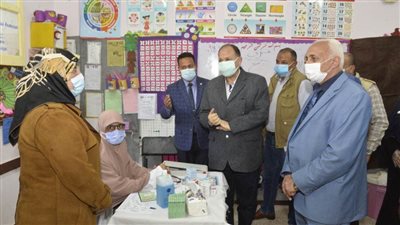 محافظ أسيوط يتفقد فعاليات القافلة الطبية المجانية بمدرسة الشهيد أحمد جلال
