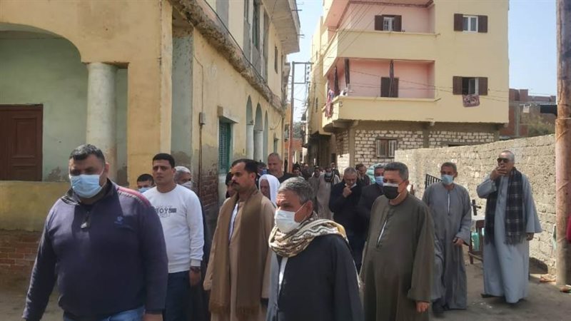 أهالى القرية فى انتظار