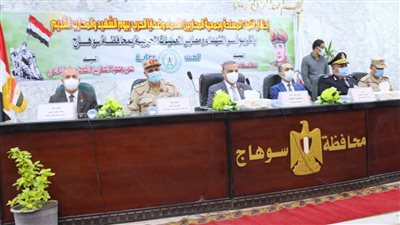 محافظ سوهاج ومدير جمعية المحاربين القدماء يكرمان أسر الشهداء ومصابي العمليات الحربية 