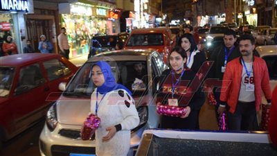 هدية عيد الام.. عبايات وأحذية وورد