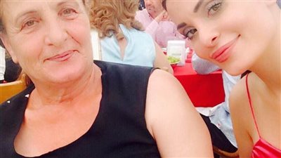 دومينيك حوراني تُعايد والدتها في عيد الأم: محظوظة بوجودها في حياتي (صور)