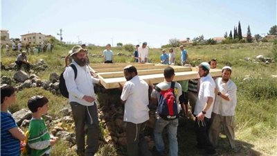 فلسطين: مستوطنون يشقون طريقا استيطانيا شرق بيت لحم