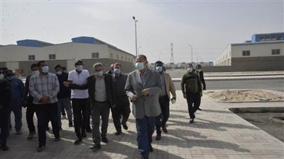 محافظ أسيوط يتفقد أعمال توصيل المرافق والرصف بمجمع الصناعات الصغيرة والمتوسطة بمنطقة عرب العوامر