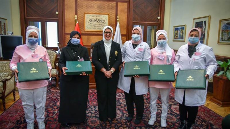 وزيرة الصحة مع سيدات