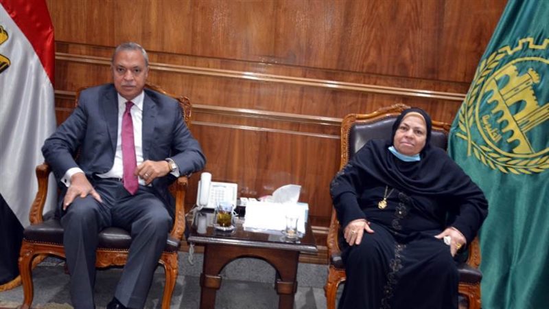 الهجان يكرم الأم