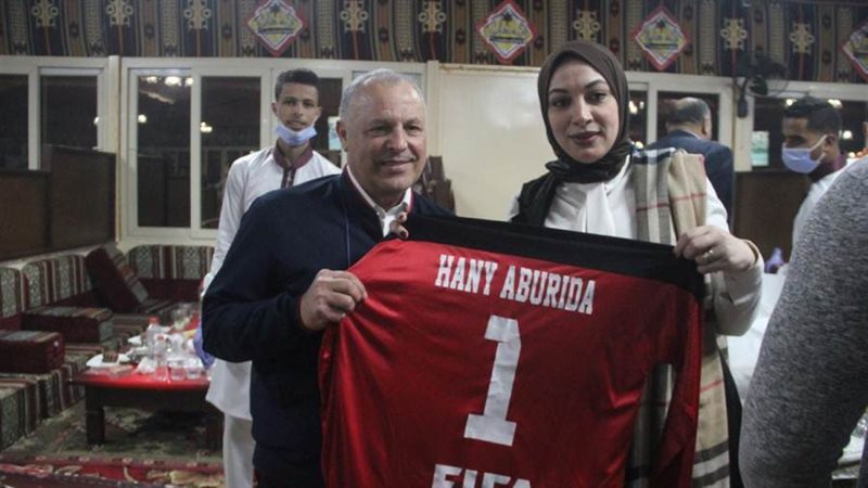 أبو ريدة يحافظ على