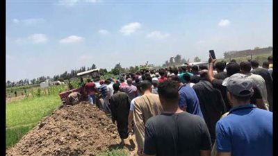 أهالي الدليل ببني مزار يشيعون جثمان طفل التوك توك