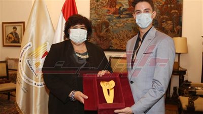 وزيرة الثقافة تكرم أول مصري يشارك فى مسابقة للباليه بسويسرا