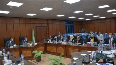 محافظ المنيا يناقش مع نواب البرلمان عددا من المشكلات ويوجه بالتنسيق لحلها