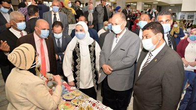 وزيرة التضامن ومحافظ أسيوط يتفقدان معرض الحرف التراثية للجمعيات الأهلية والأسر المنتجة