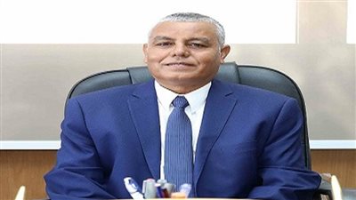 رئيس جامعة جنوب الوادي يهدي محافظ البحر الأحمر شهادة تقدير 