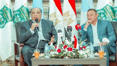 الخطيب يهدي درع وعلم الأهلي لرئيس نادي الاتحاد السكندري