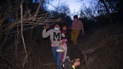  بلدة صغيرة على الحدود هي طريق للأطفال المهاجرين في جنح الظلام