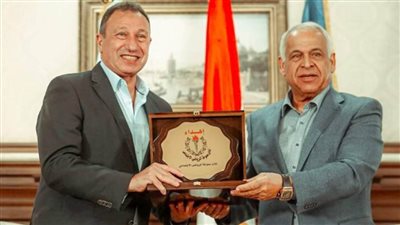 الخطيب يهدى درع الأهلي للمهندس فرج عامر 