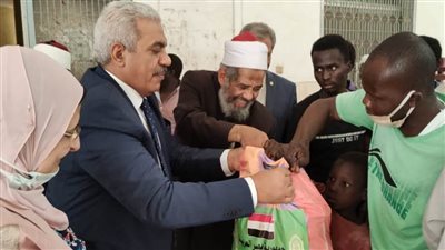 صديق يوزع مساعدات الأزهر على الأشقاء في تشاد الشقيقة
