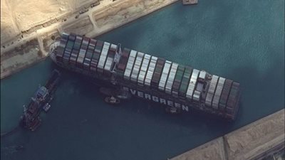 قرار عاجل بخصوص تعويم السفينة العملاقة في قناة السويس..و