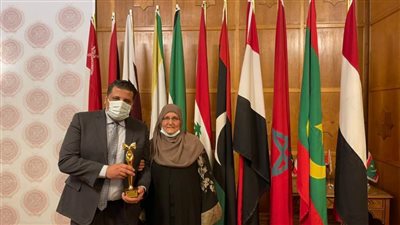 جامعة الدول العربية تختار والدة رئيس مجلس أمناء صناع الخير أمًّا مثالية