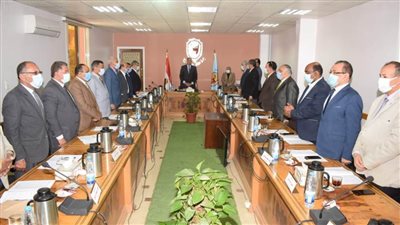 مجلس جامعة سوهاج يقف دقيقة حدادًا علي أرواح ضحايا قطاري طهطا