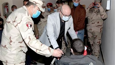 محافظ بني سويف يتفقد الكشف الطبي على ذوي الاحتياجات الخاصة