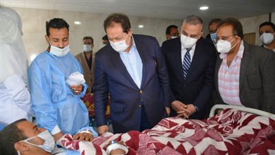 محافظ سوهاج ووكيل مجلس النواب يتفقدان مصابي حادث قطاري طهطا بمستشفيات سوهاج