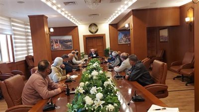 محافظ بورسعيد يلتقي رؤساء الأحياء ويوجه بتكثيف أعمال النظافة بنطاق المحافظة