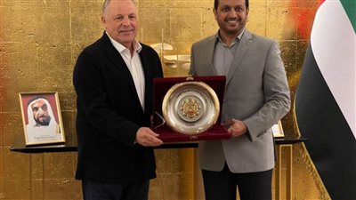 بالصور.. سفير الإمارات يكرّم هاني أبو ريدة