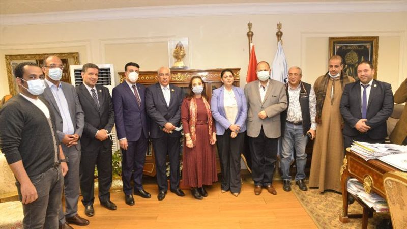 محافظ أسيوط يلتقى