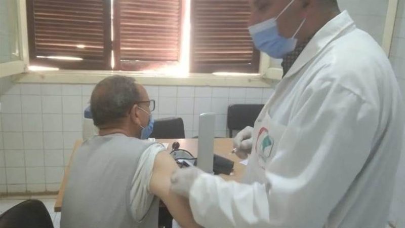 تطعيم المواطنين بلقاح