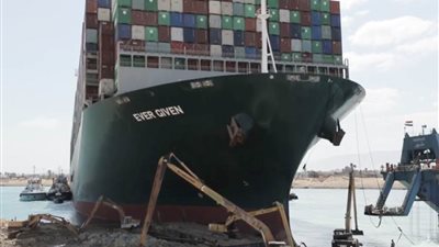 رئيس هيئة قناة السويس: نكثف العمل بمحيط مقدمة السفينة الجانحة لتسهيل تعويمها