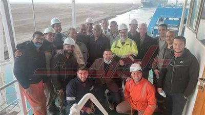 محافظ بورسعيد يوجه الشكر للعاملين بقناة السويس لنجاح جهودهم في تعويم السفينة الجانحة