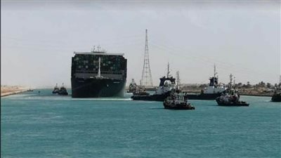 عاجل| السفينة البنمية تسير بمحركاتها بسرعة 1.5 عقدة وبتوجيه من قاطرات قناة السويس