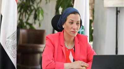 وزيرة البيئة تناقش خطة الإدارة البيئية لأزمة السفينة الجانحة بقناة السويس