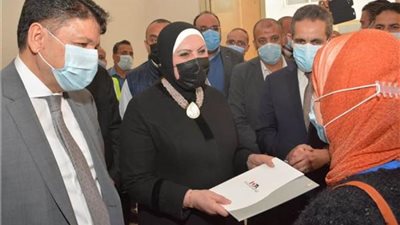 وزيرة الصناعة تسلم عقود 5 وحدات صناعية بالمجمع الصناعي بالمحلة