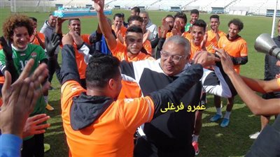 هكذا احتفل فريق غزل المحلة بعيد ميلاد مديره الفني 