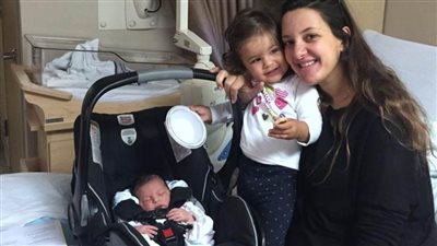 أم لأول مرة.. تعرفي على محتويات شنطة الولادة