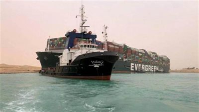  إجراء عاجل.. خبراء يصعدون على السفينة للتحقيق فى جنوحها بقناة السويس