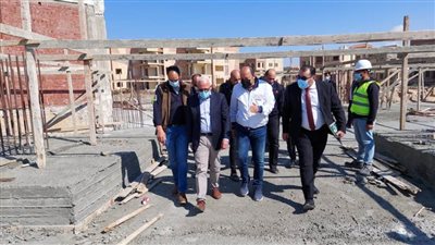 المحافظ يتابع سير العمل بمشروع منتجع وفندق هلنان 