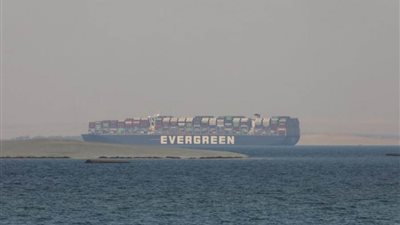 خبراء يفحصون قاع السفينة