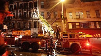 مهاجرون ينقذون أسرة اندلعت النيران في شقتها (فيديو)