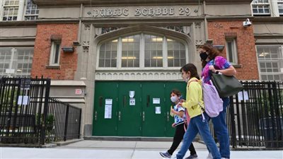 فرنسا تغلق المدارس وتحظر السفر الداخلي مع تزايد أعداد المصابين بكورونا