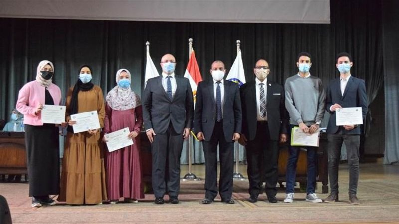 تكريم طلاب جامعة