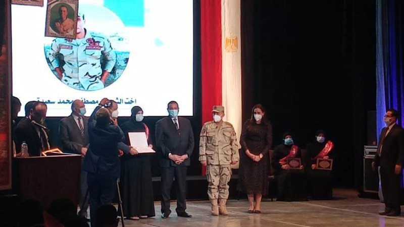 محافظ البحيرة يكرم