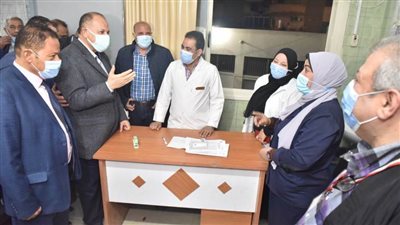 محافظ أسيوط يتفقد سير العمل بمركز تطعيم المواطنين بلقاح كورونا بـ